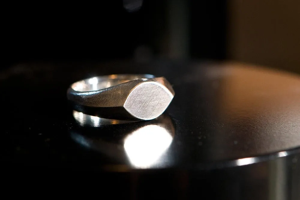 #011 - Signet Ring Eye