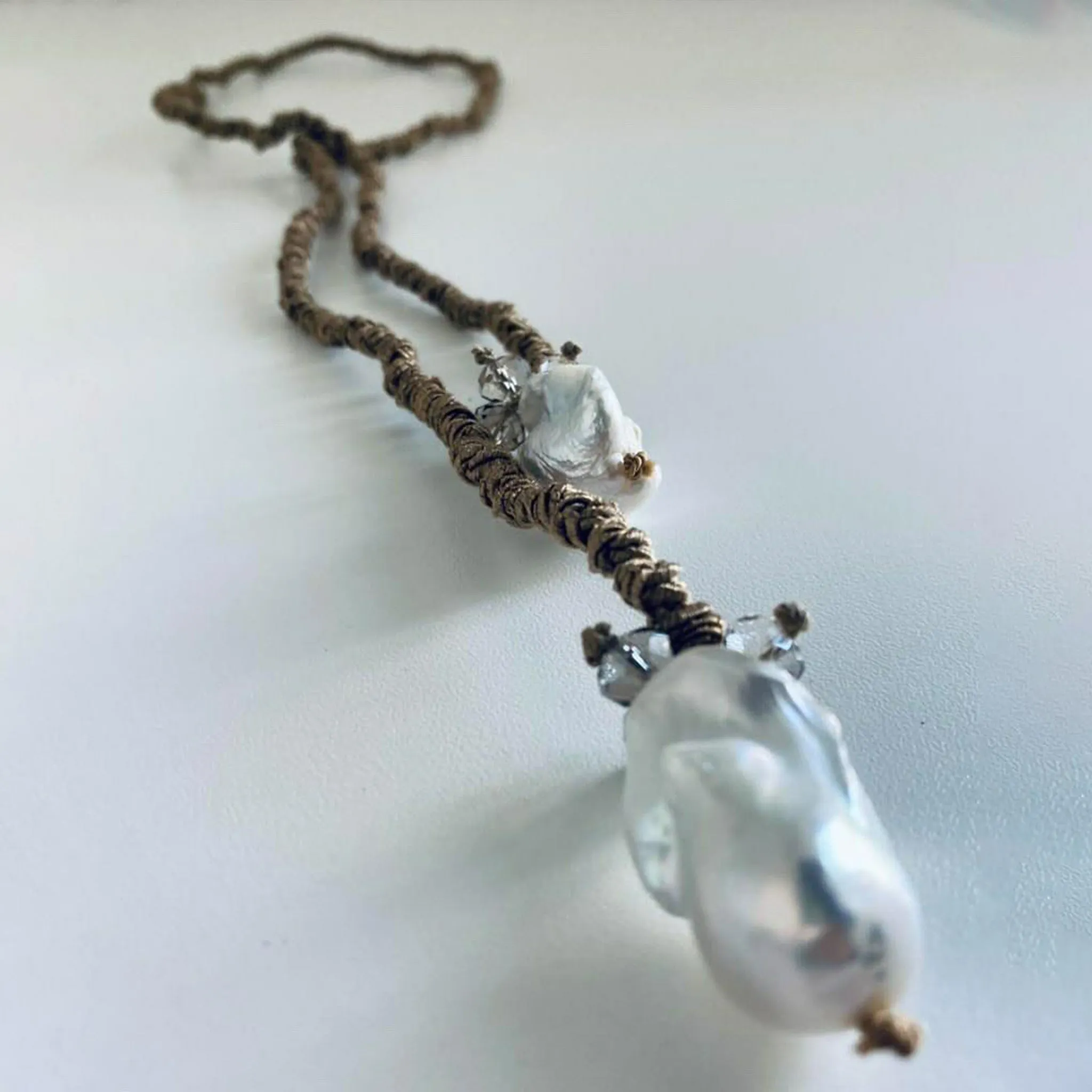 Mela lariat with drop Pearl