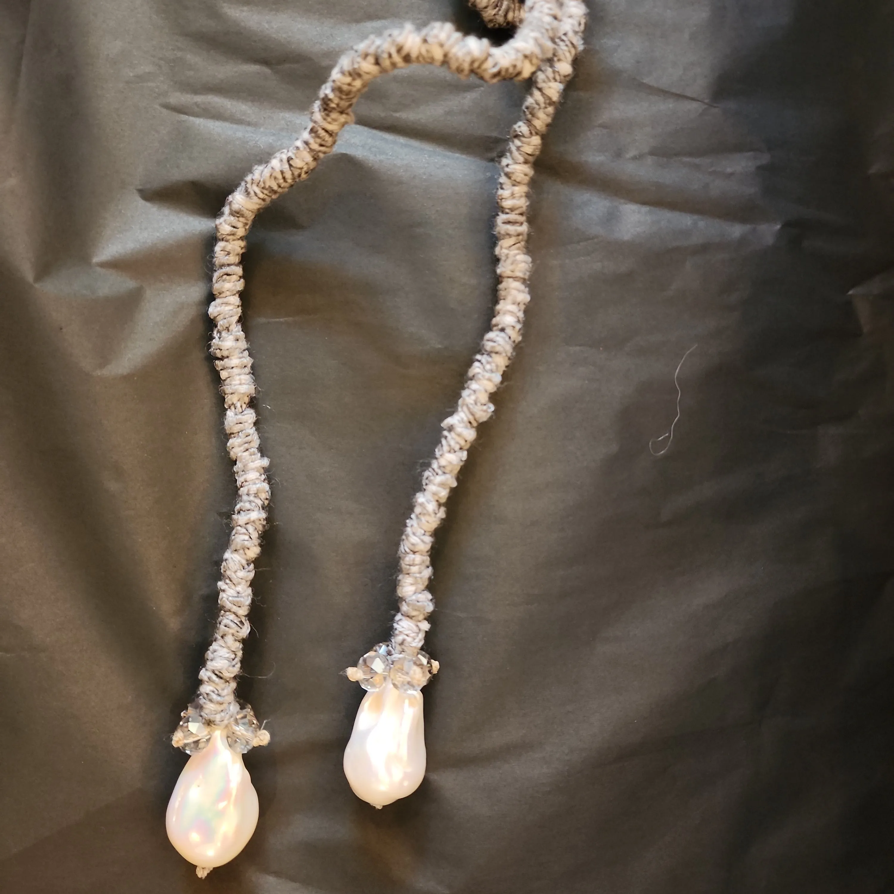 Mela lariat with drop Pearl