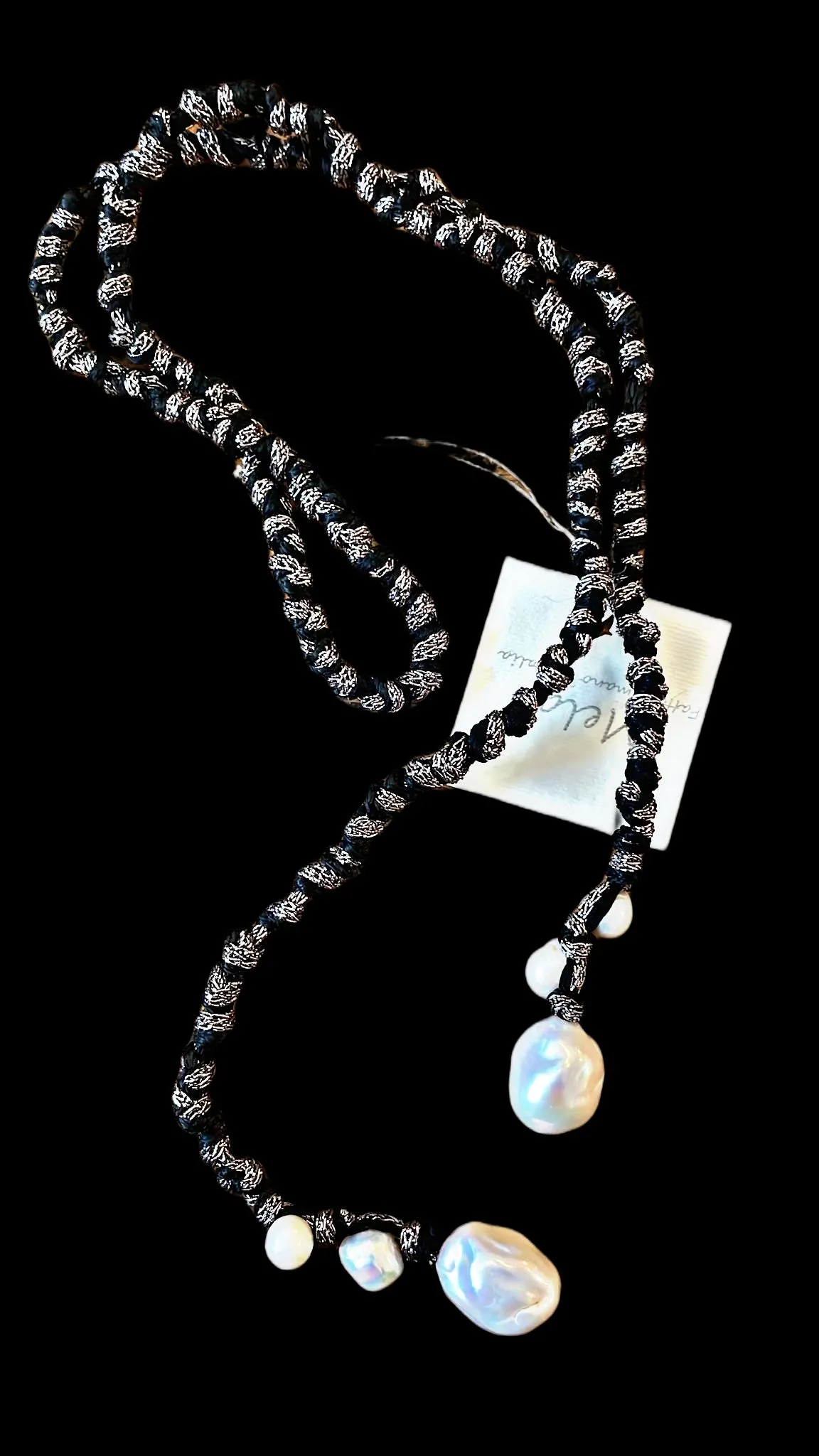 Mela lariat with drop Pearls - Black