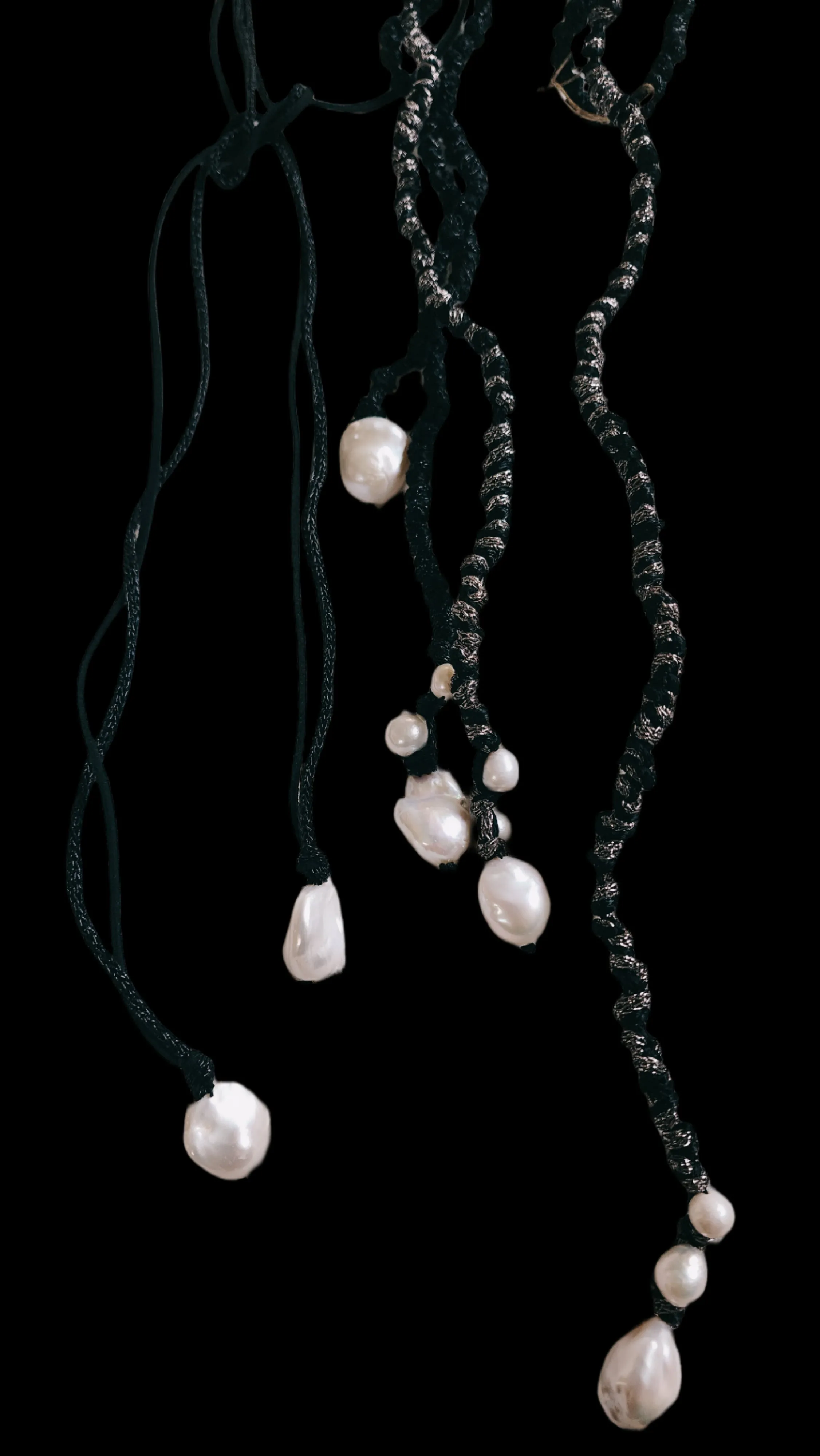 Mela lariat with drop Pearls - Black