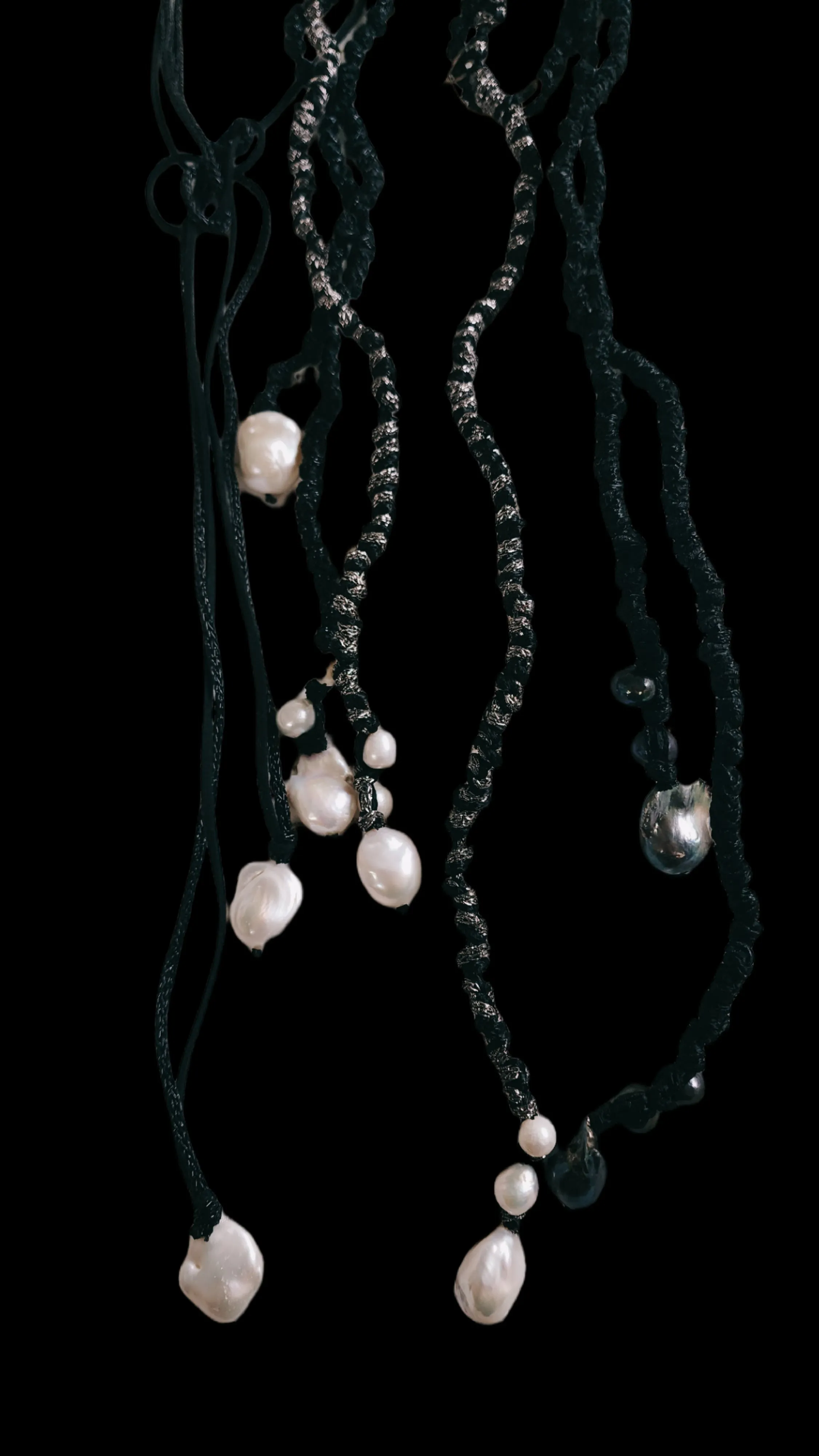 Mela lariat with drop Pearls - Black
