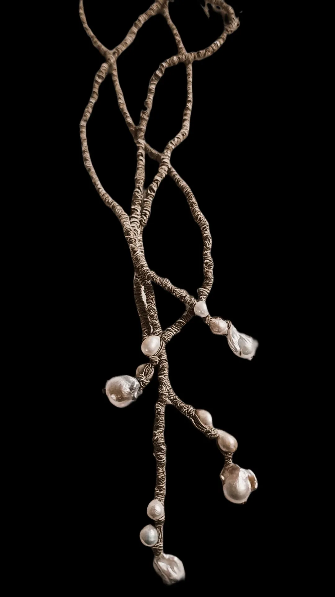 Mela lariat with drop Pearls - Black