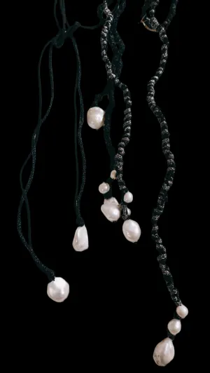 Mela lariat with drop Pearls - Black