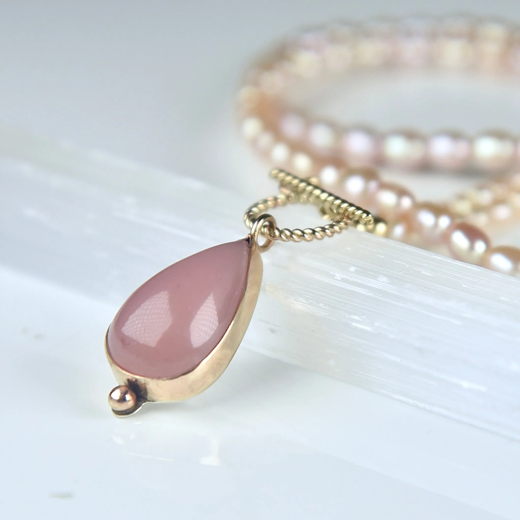 QUAVA QUARTZ 14K GOLD FILLED PENDANT ON PEARL NECKLACE